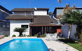 Lindo Sobrado com Piscina em Condomínio Fechado